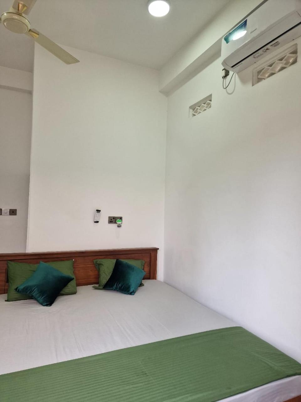 Javi Holiday Home Тринкомале Екстериор снимка